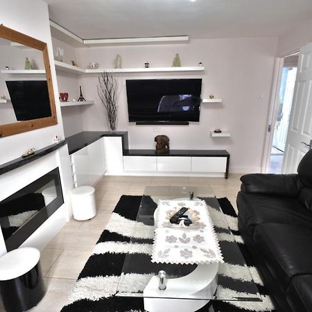 Immaculate 2-Bed Apartment In Isleworth By River ภายนอก รูปภาพ