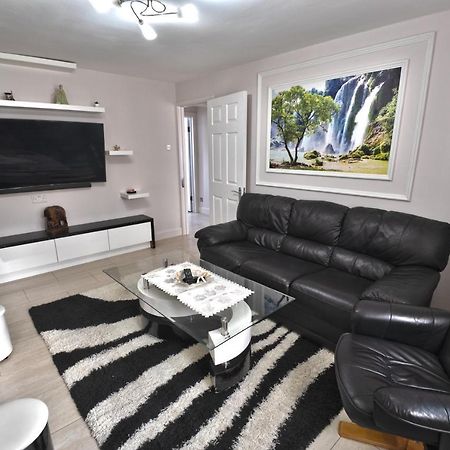 Immaculate 2-Bed Apartment In Isleworth By River ภายนอก รูปภาพ