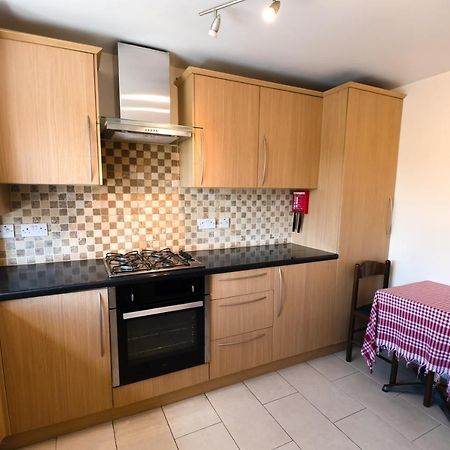 Immaculate 2-Bed Apartment In Isleworth By River ภายนอก รูปภาพ