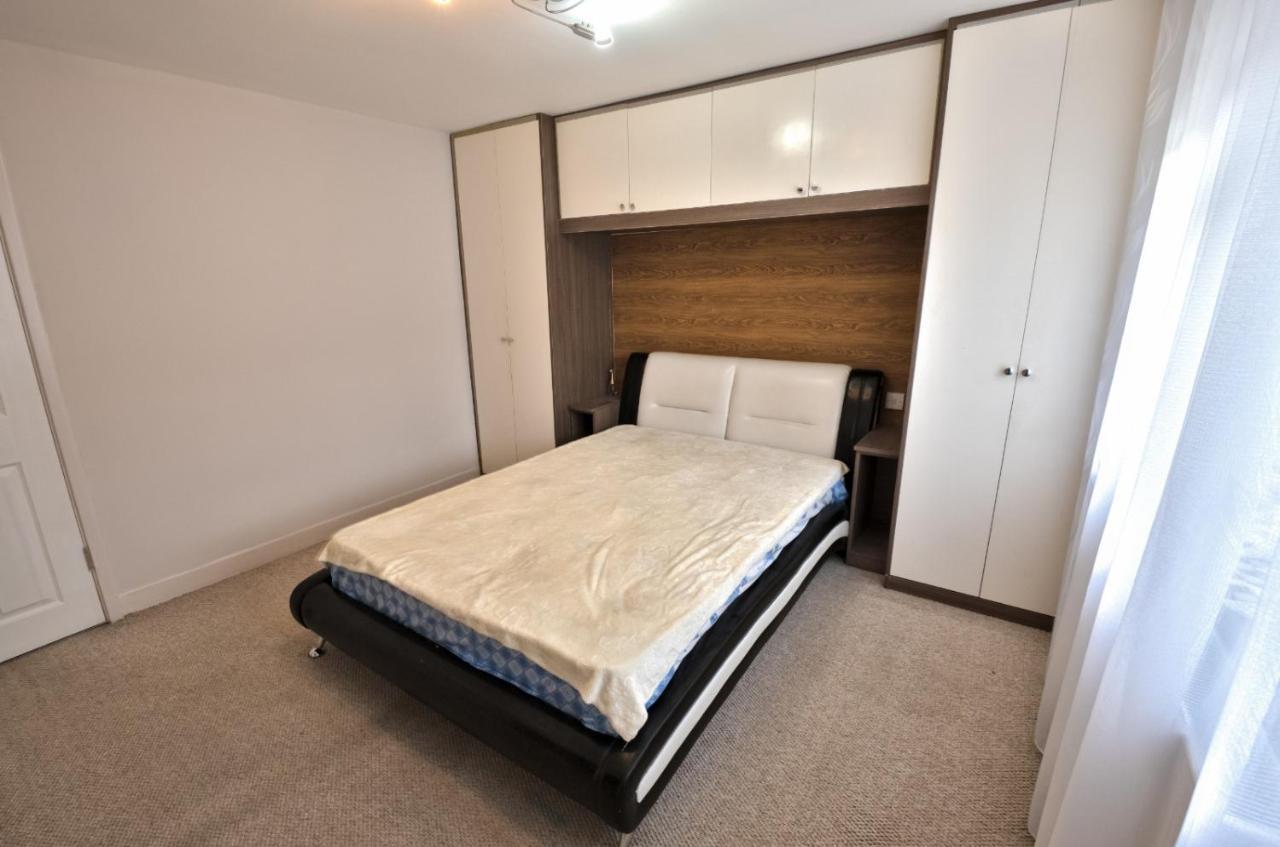Immaculate 2-Bed Apartment In Isleworth By River ภายนอก รูปภาพ