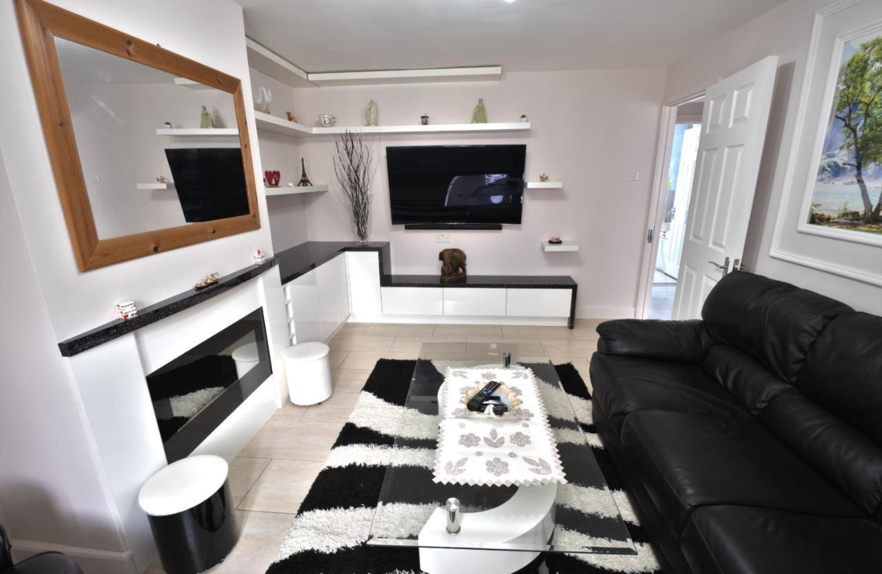 Immaculate 2-Bed Apartment In Isleworth By River ภายนอก รูปภาพ