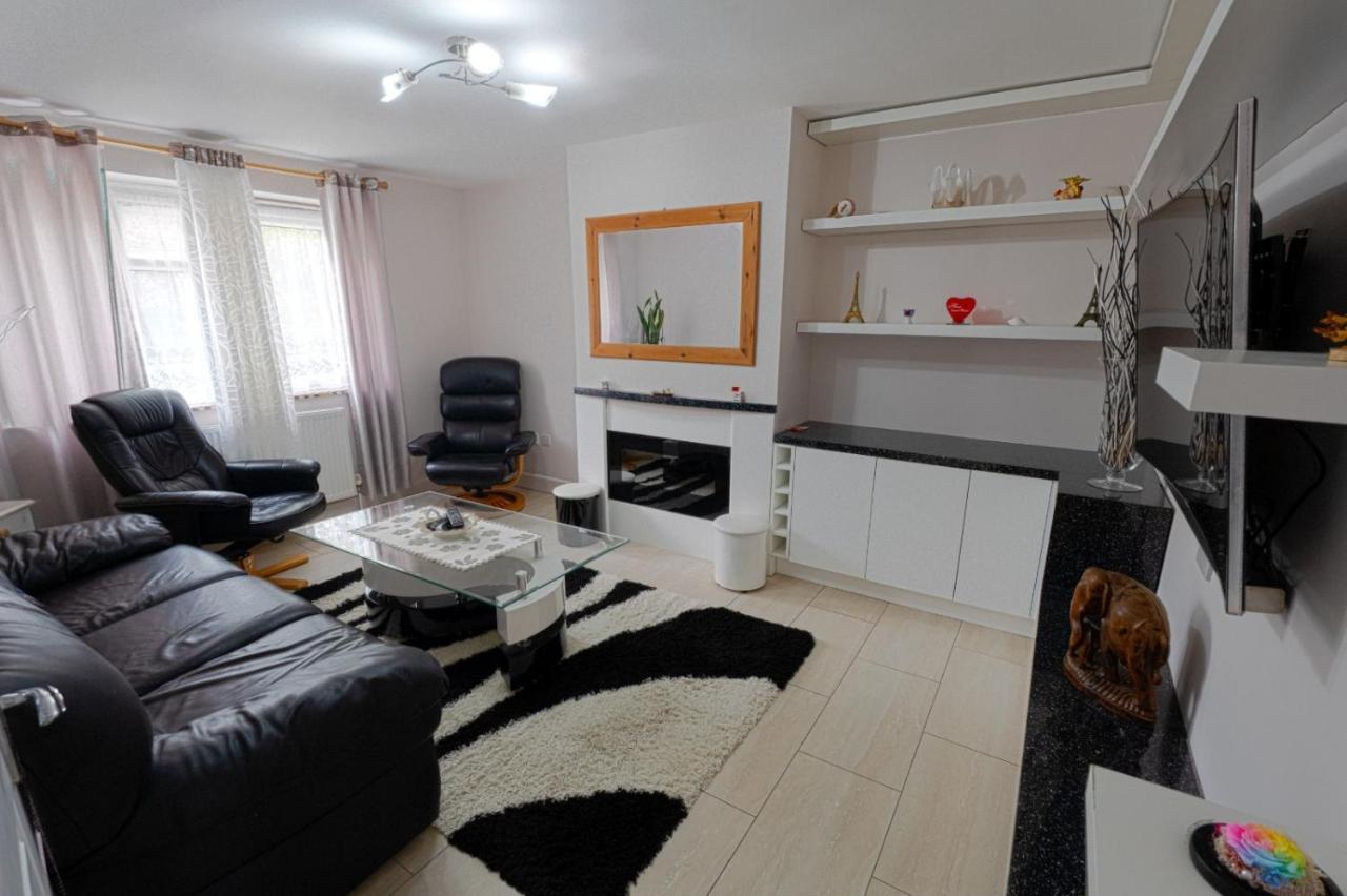 Immaculate 2-Bed Apartment In Isleworth By River ภายนอก รูปภาพ