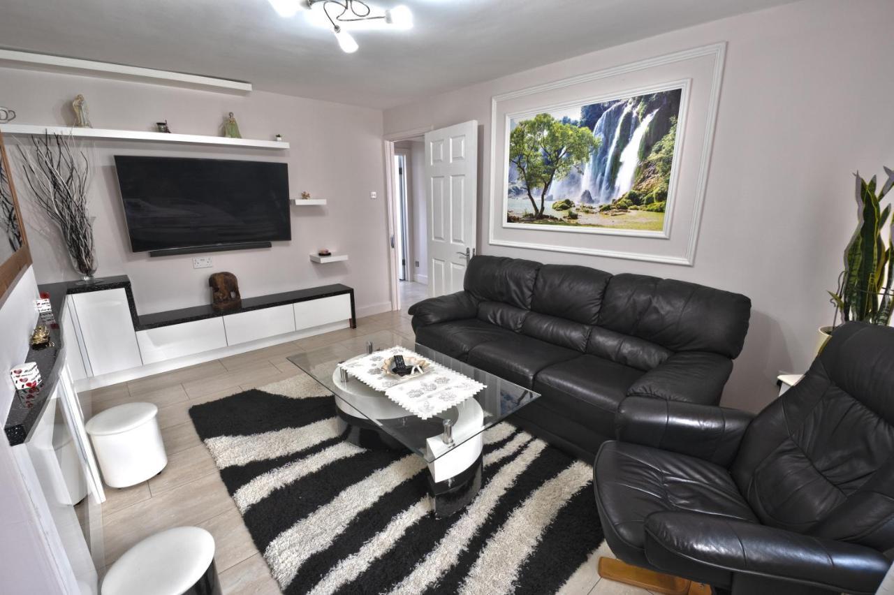Immaculate 2-Bed Apartment In Isleworth By River ภายนอก รูปภาพ