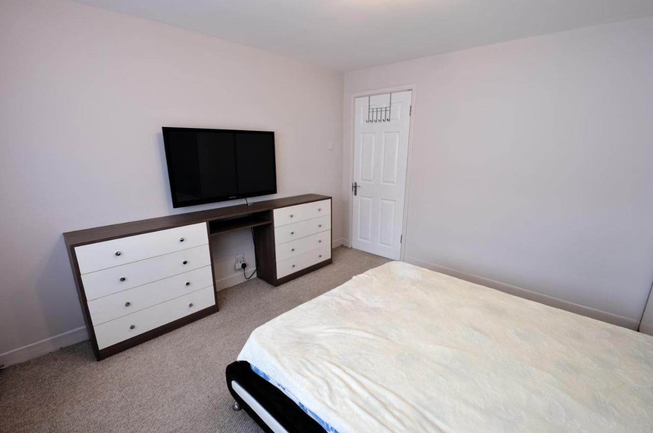 Immaculate 2-Bed Apartment In Isleworth By River ภายนอก รูปภาพ