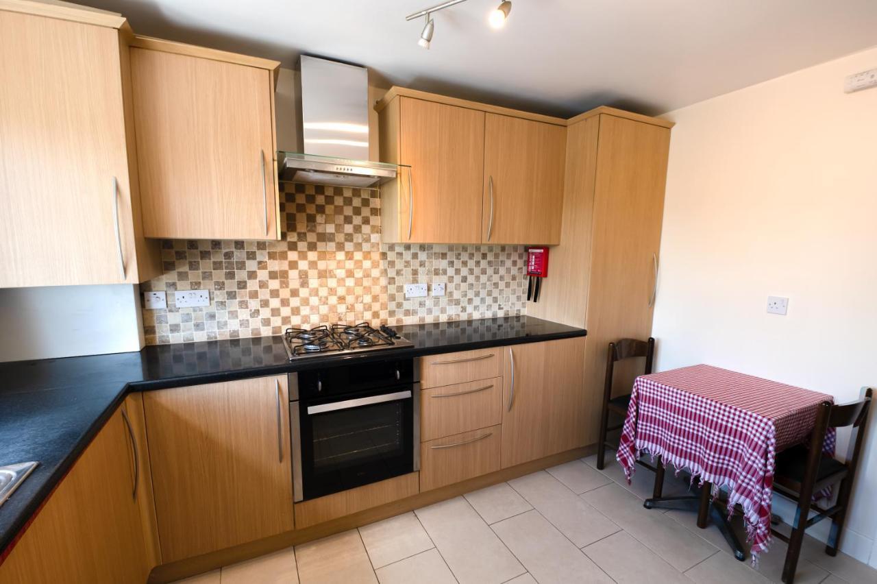 Immaculate 2-Bed Apartment In Isleworth By River ภายนอก รูปภาพ