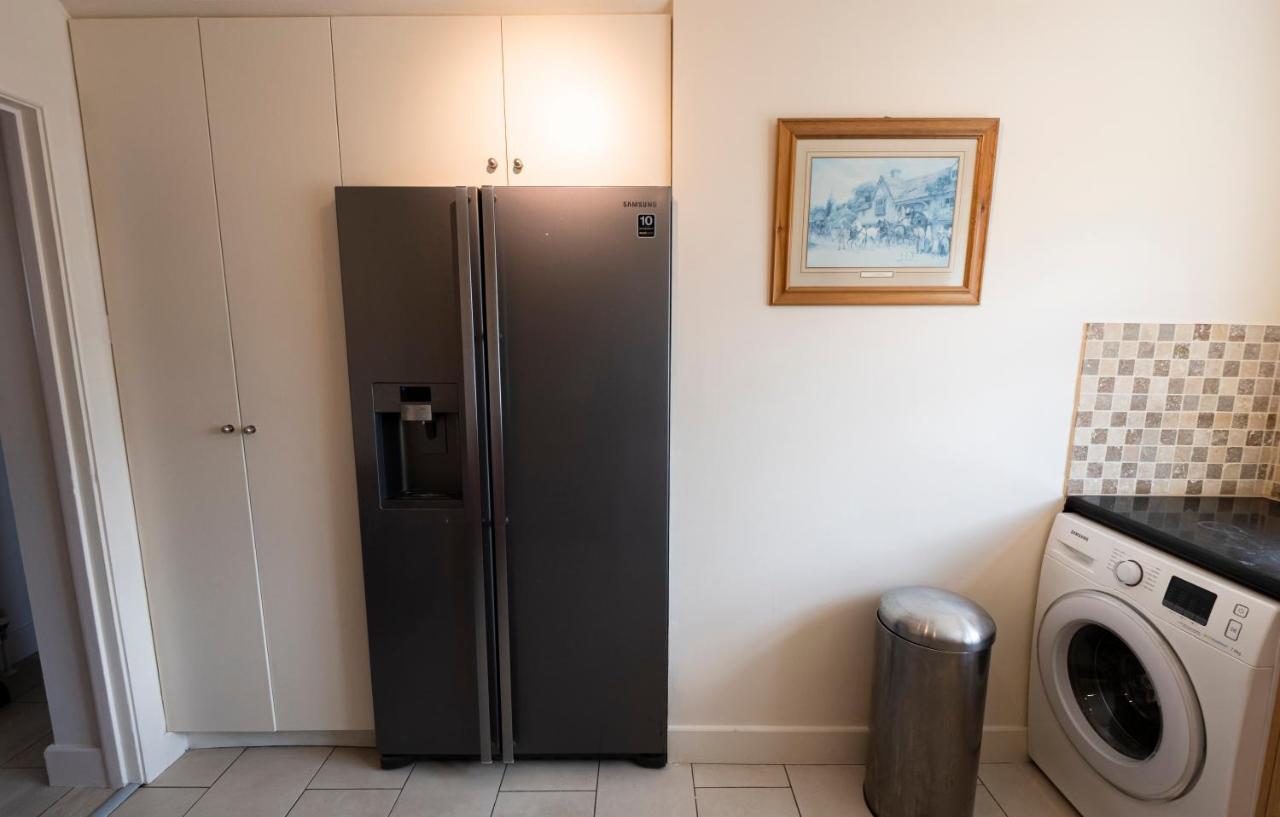 Immaculate 2-Bed Apartment In Isleworth By River ภายนอก รูปภาพ