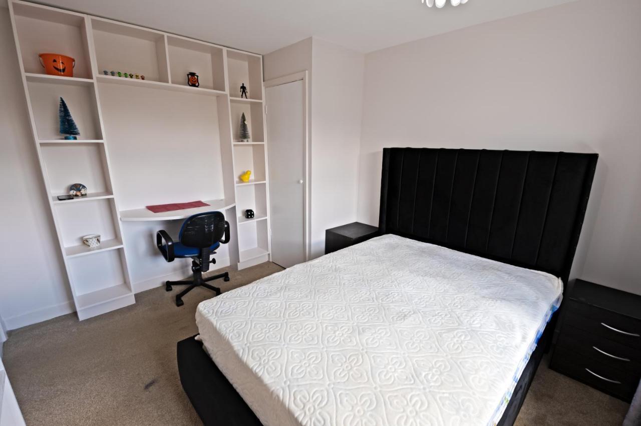 Immaculate 2-Bed Apartment In Isleworth By River ภายนอก รูปภาพ