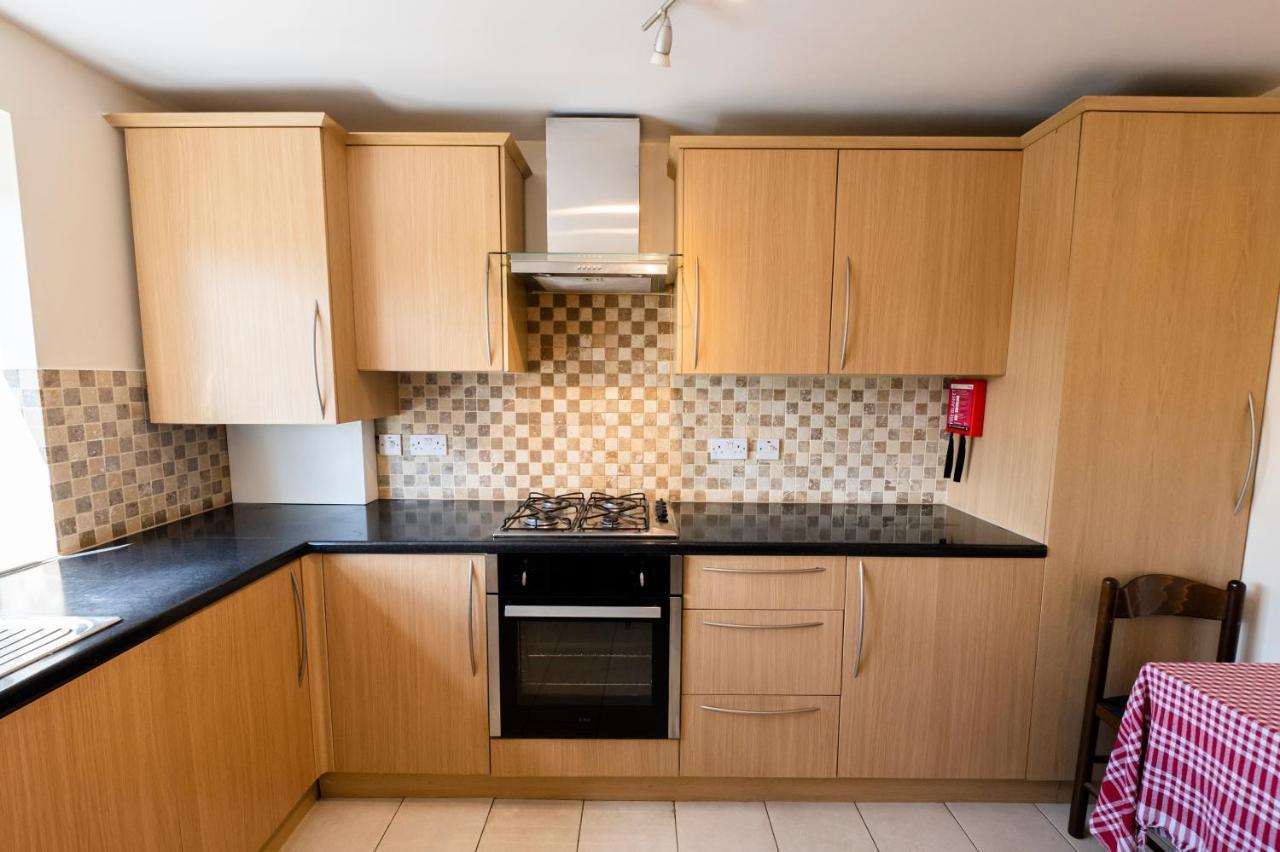Immaculate 2-Bed Apartment In Isleworth By River ภายนอก รูปภาพ