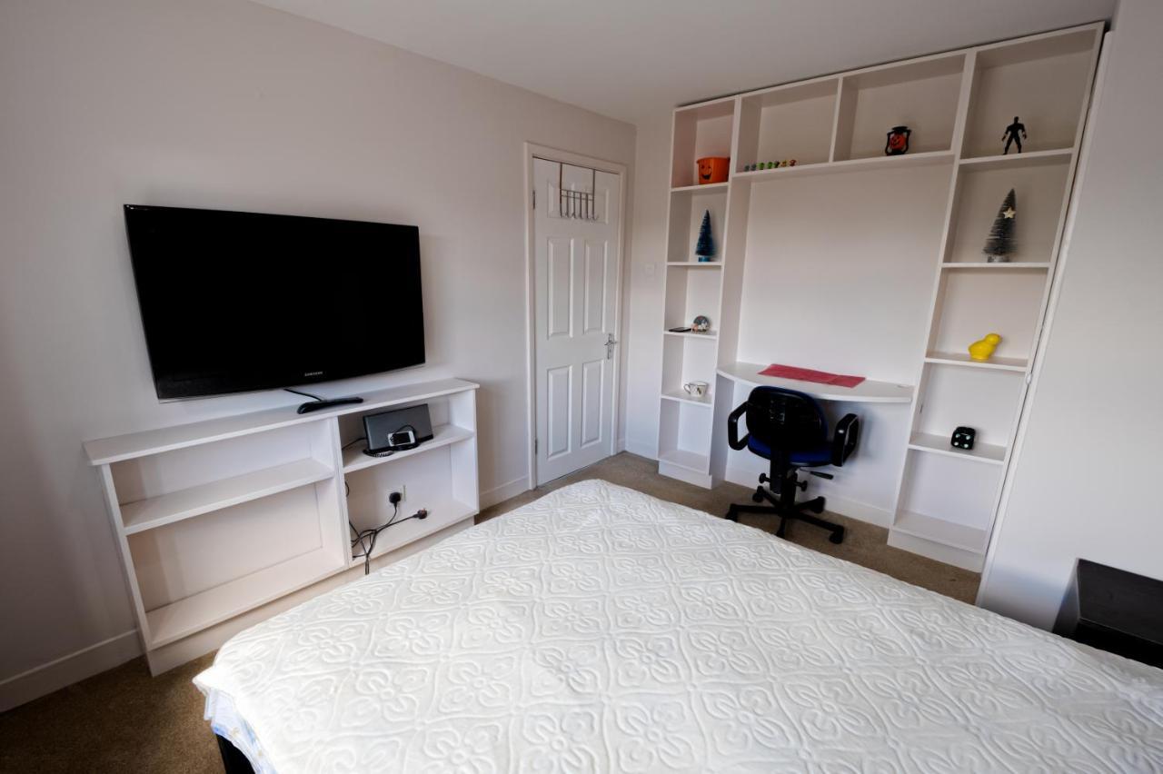 Immaculate 2-Bed Apartment In Isleworth By River ภายนอก รูปภาพ